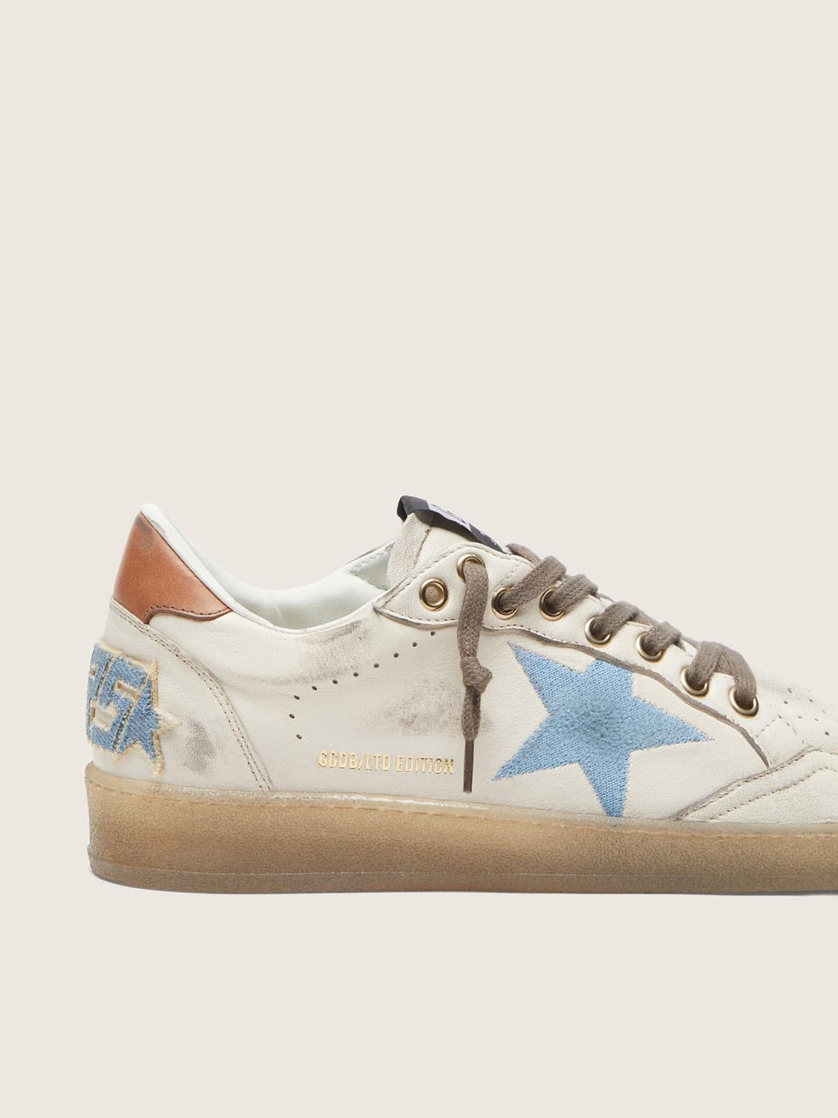 Golden Goose - Ball Star LTD Damen aus wei&szlig;em Leder mit azurblau besticktem Stern in 