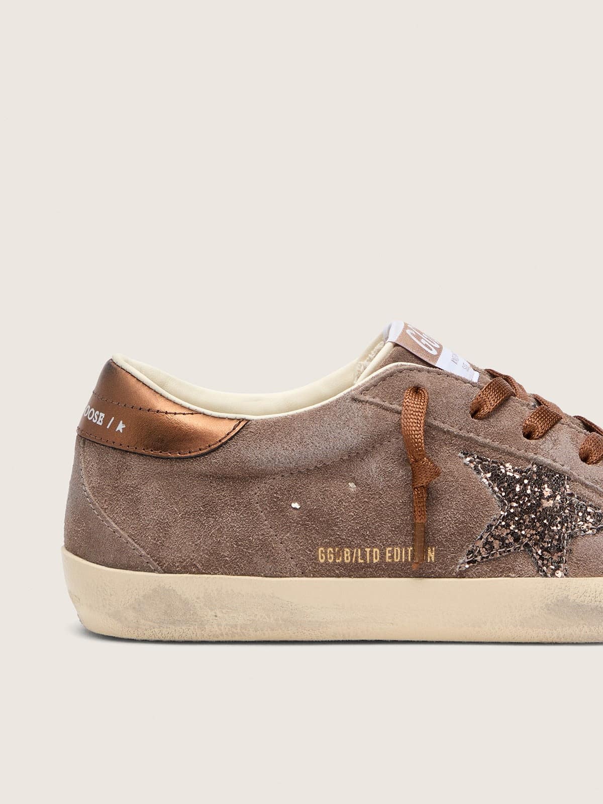 Golden Goose - Super-Star LTD Damen aus braunem Rauleder mit braunem Glitzerstern in 