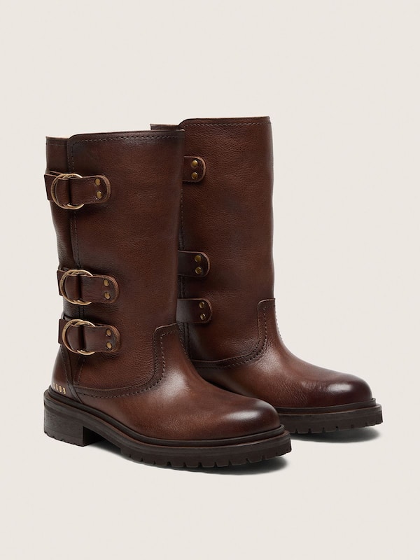 Botas Kurt de mujer de piel marr&oacute;n con hebillas color dorado