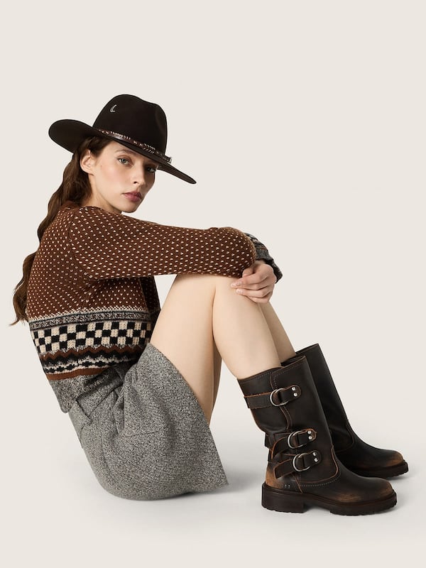 Botas Kurt de mujer de piel marr&oacute;n con hebillas color dorado