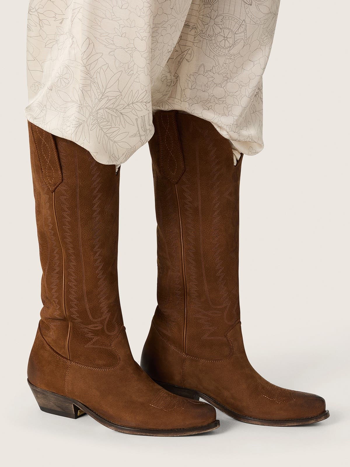 Botas Wish Star de piel marr&oacute;n con trama grabada a l&aacute;ser