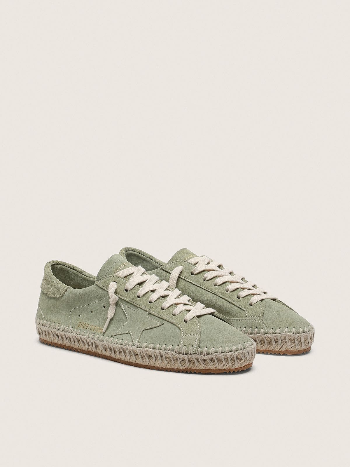 Golden Goose - 여성 톤 온 톤 스웨이드 스타와 주트 효과 폭싱 세이지 그린 스웨이드 슈퍼스타 in 
