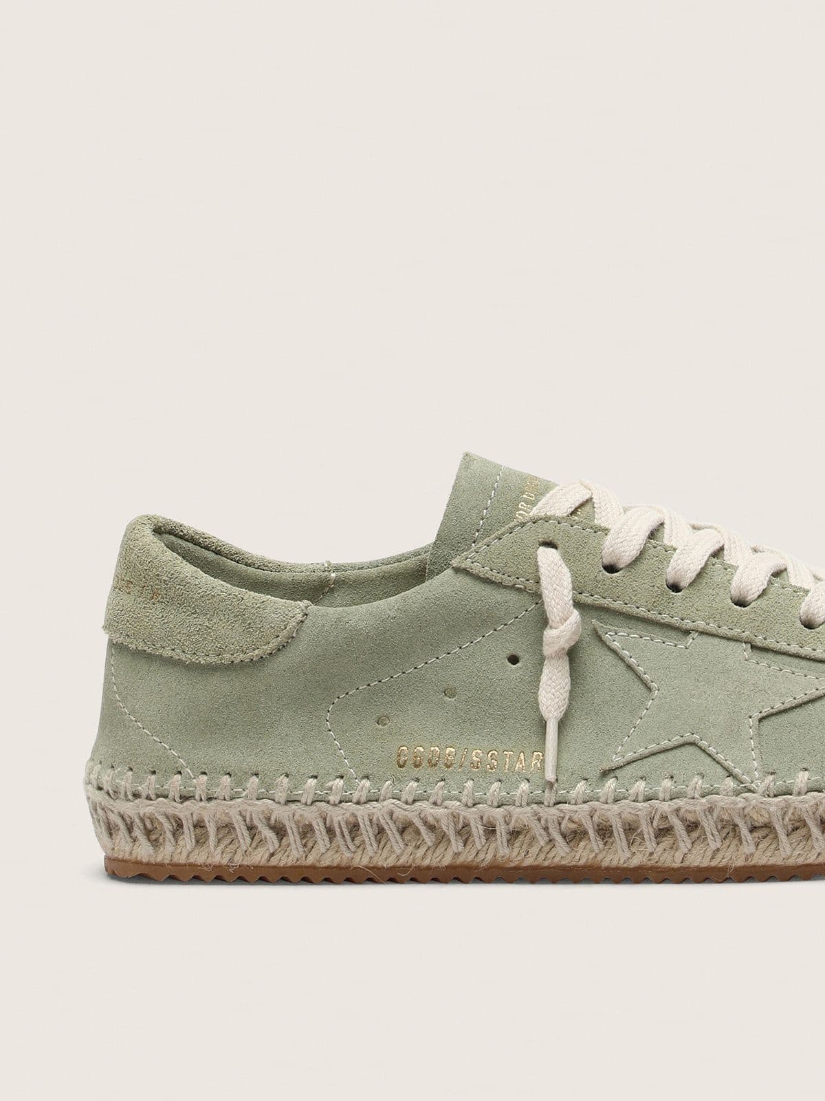 Golden Goose - 여성 톤 온 톤 스웨이드 스타와 주트 효과 폭싱 세이지 그린 스웨이드 슈퍼스타 in 