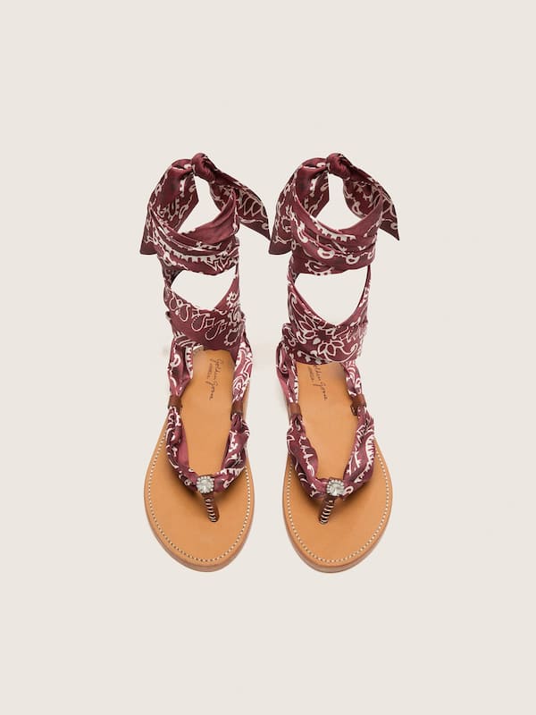 Sandali bassi da donna con motivo paisley bordeaux e dettaglio gioiello