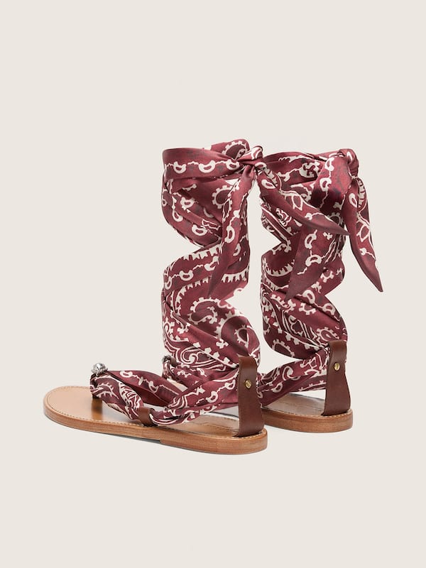 Golden Goose - Flache Damensandale mit bordeauxfarbenem Paisleymuster und Schmuckdetail in 