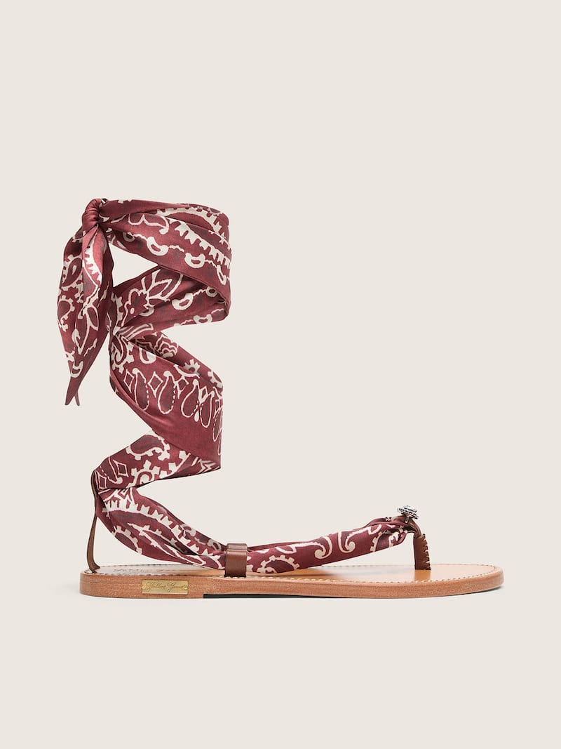 Sand&aacute;lia rasteira feminina com padr&atilde;o caxemira bord&ocirc; e detalhe com joia