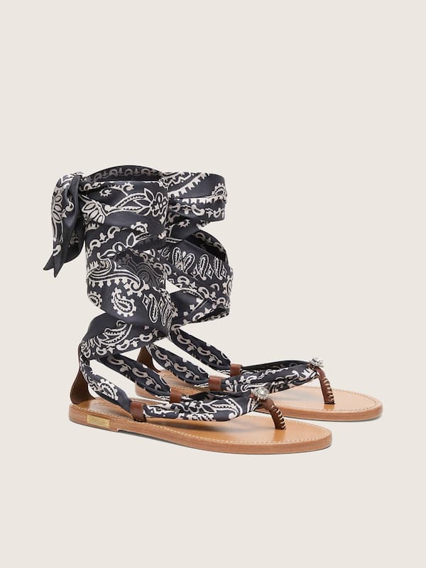 Sandali bassi da donna con motivo paisley blu scuro e dettaglio gioiello