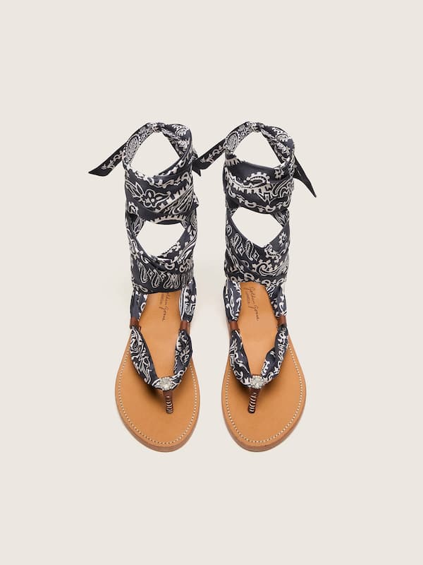 Sandali bassi da donna con motivo paisley blu scuro e dettaglio gioiello
