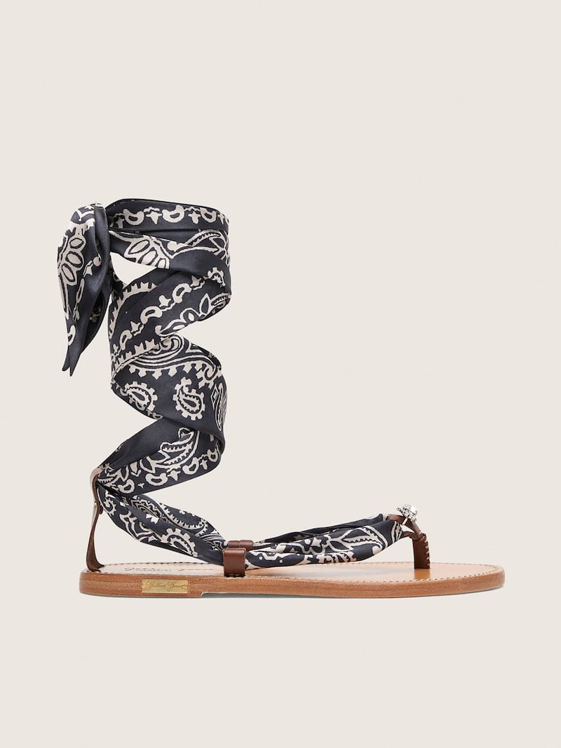 Sand&aacute;lia rasteira feminina com padr&atilde;o caxemira azul-escuro e detalhe com joia