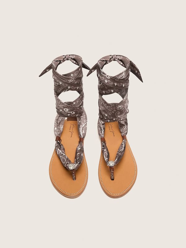 Sandali bassi da donna con motivo paisley grigio e dettaglio gioiello