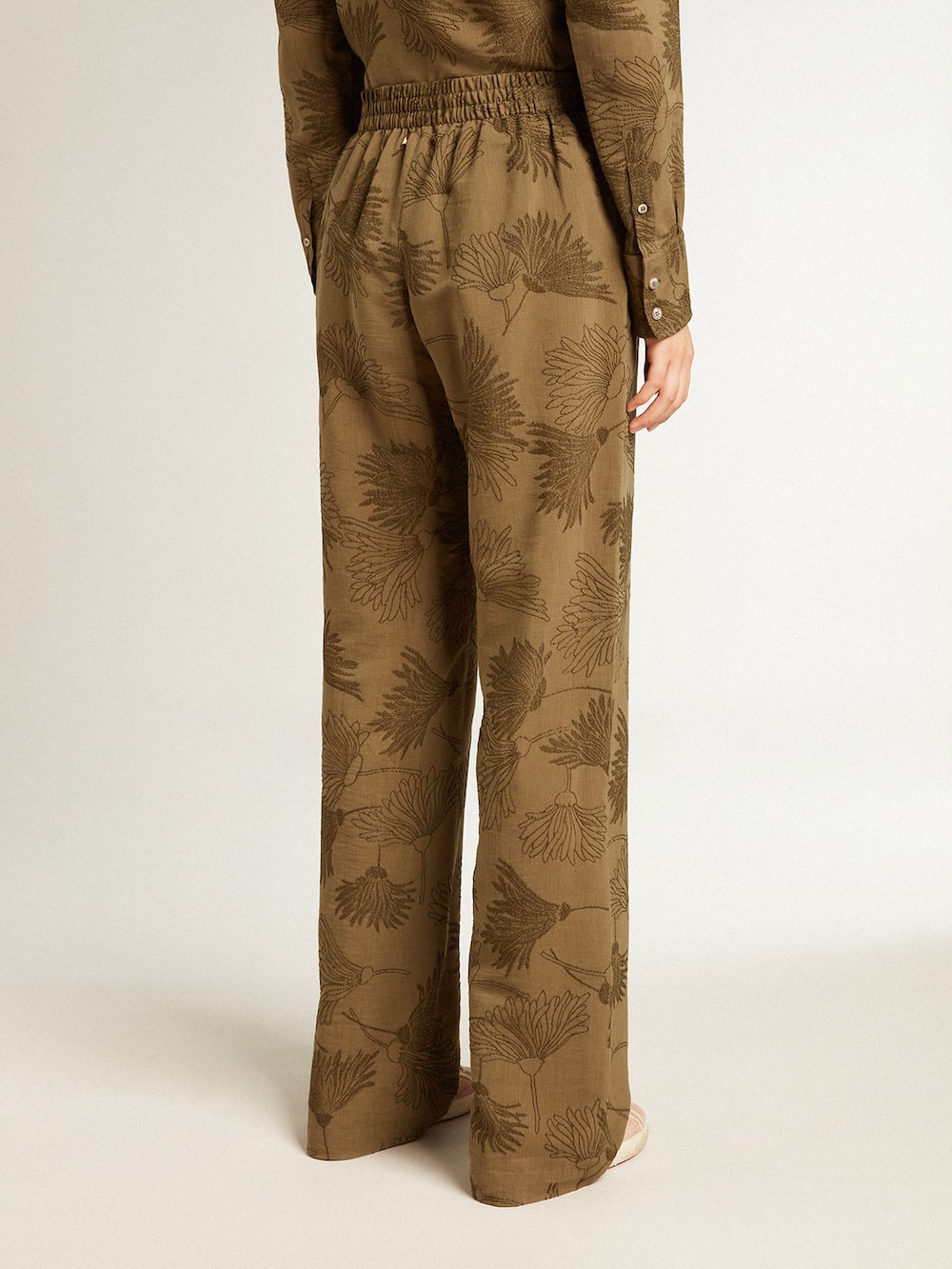 Golden Goose - Women's olive-colored viscose-cotton blend pants with floral pattern in 