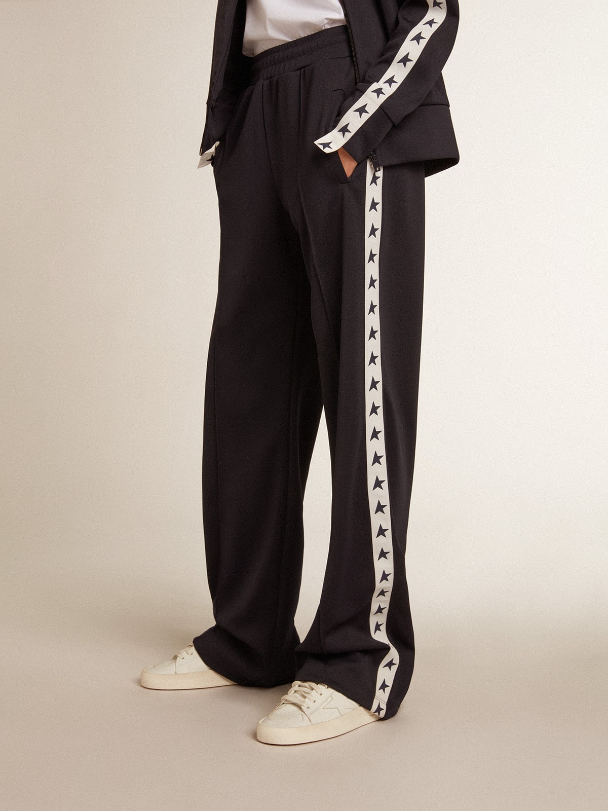 Golden Goose - Pantalon de jogging bleu foncé avec ruban blanc et étoiles contrastées in 