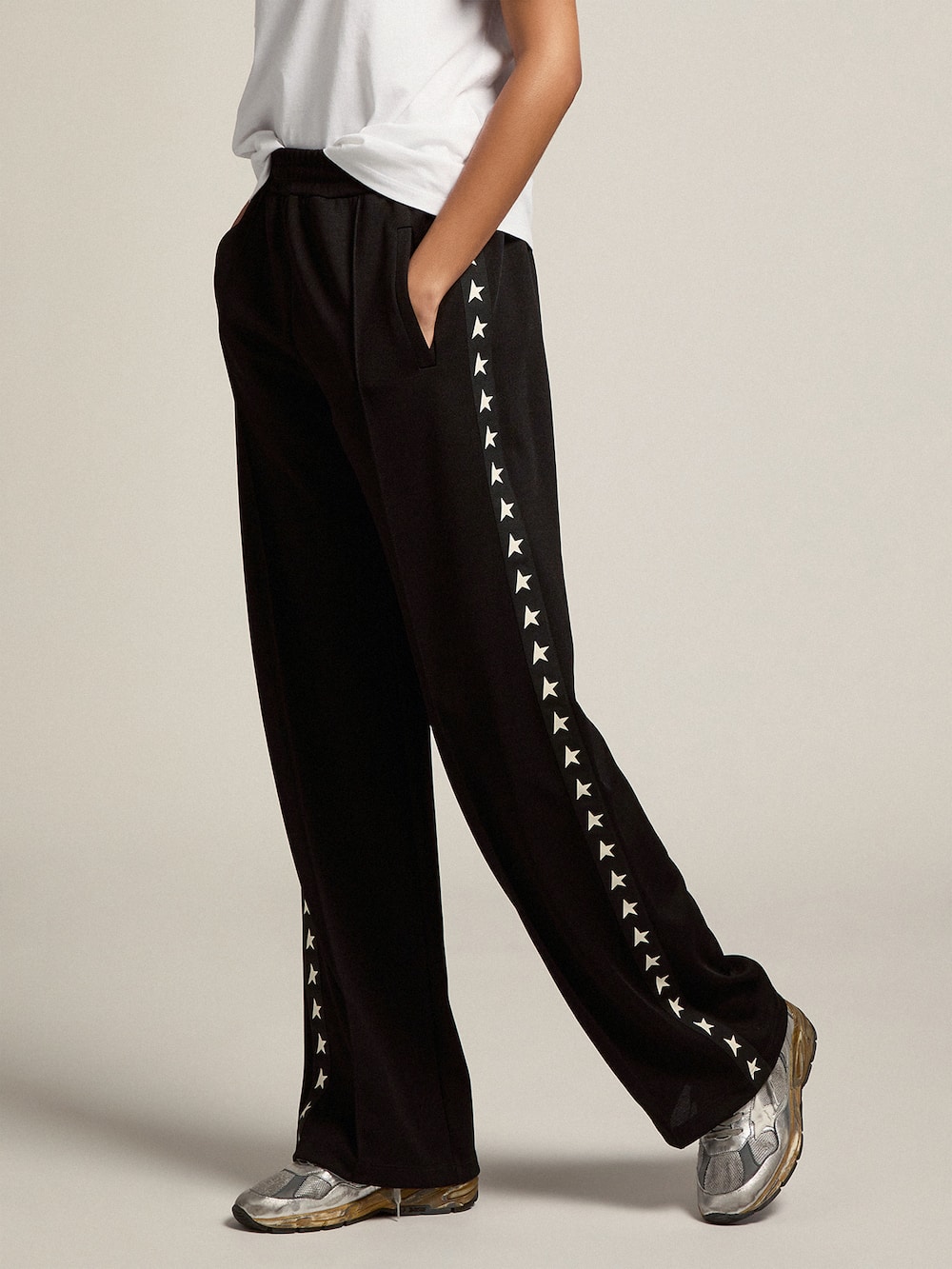 Golden Goose - Pantalon de jogging noir pour femme avec étoiles blanches sur les côtés in 