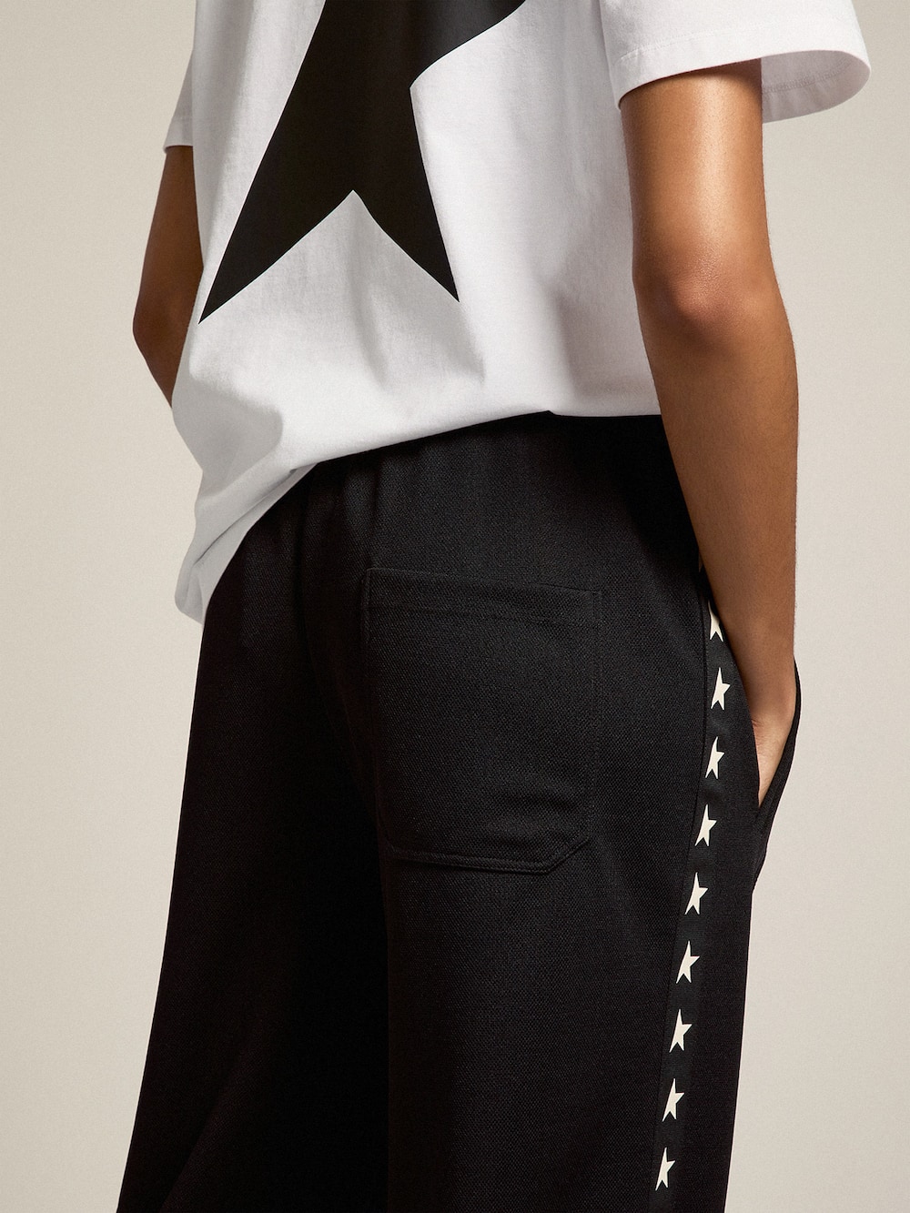 Golden Goose - Pantalon de jogging noir pour femme avec étoiles blanches sur les côtés in 