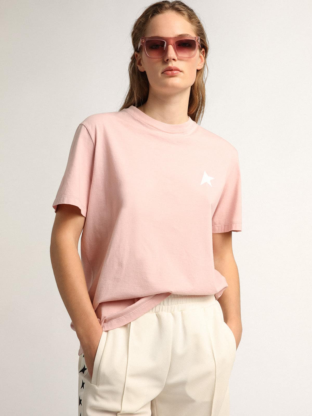 Golden Goose - T-shirt da donna di color rosa lavanda con stella bianca sul davanti in 