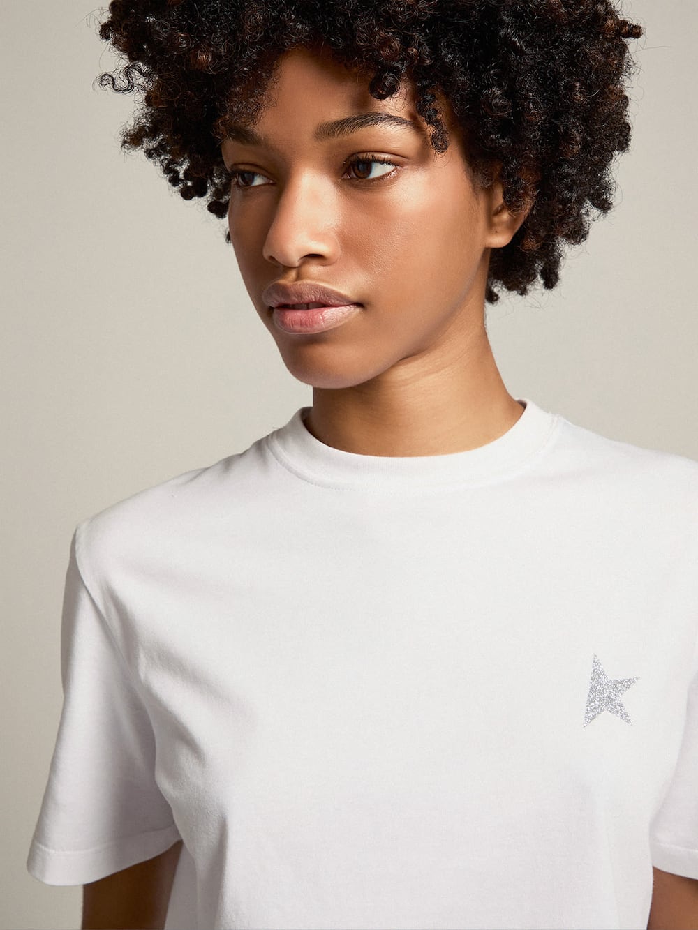 Golden Goose - Camiseta feminina branca com estrela de glitter prateado na frente in 
