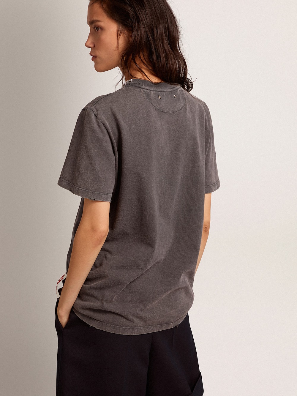 Golden Goose - T-shirt da donna color grigio antracite e cristalli in 