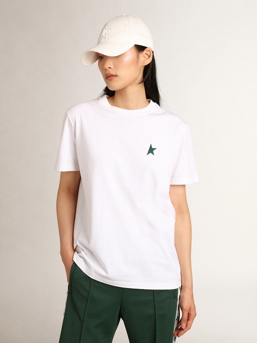 Golden Goose - T-shirt bianca da donna con stella verde sul davanti in 