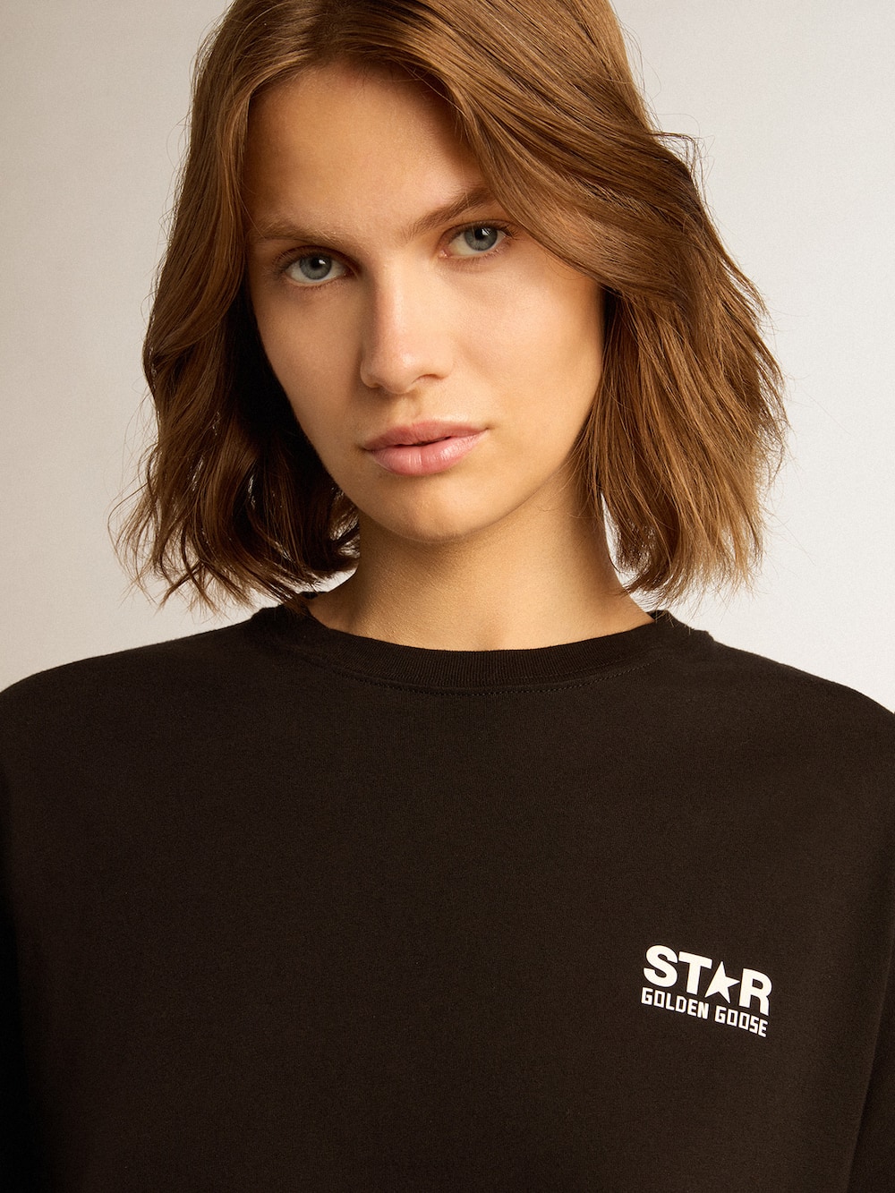 Golden Goose - T-shirt nera Collezione Star con logo e stella bianchi a contrasto in 