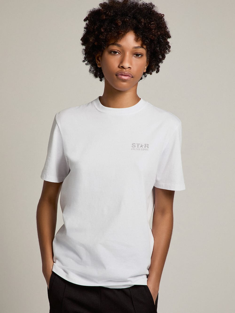 Golden Goose - Camiseta feminina branca com logo e estrela de glitter prateado in 