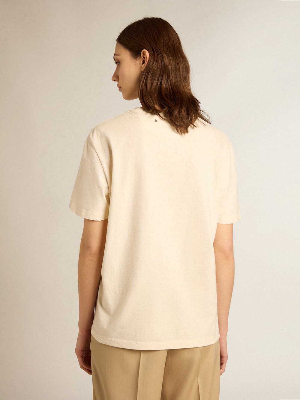 Golden Goose - Camiseta de algodón color blanco envejecido con logotipo de la temporada in 