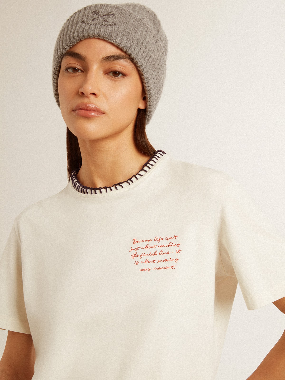 Golden Goose - Von Hand besticktes Damen-T-Shirt aus Baumwolle in Lived-in-White in 