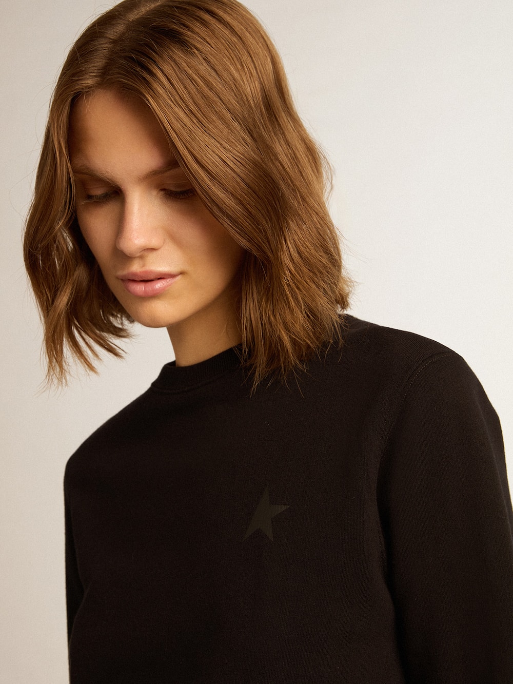 Golden Goose - Sweat-shirt Athena collection Star de couleur noire avec étoile ton sur ton sur le devant in 