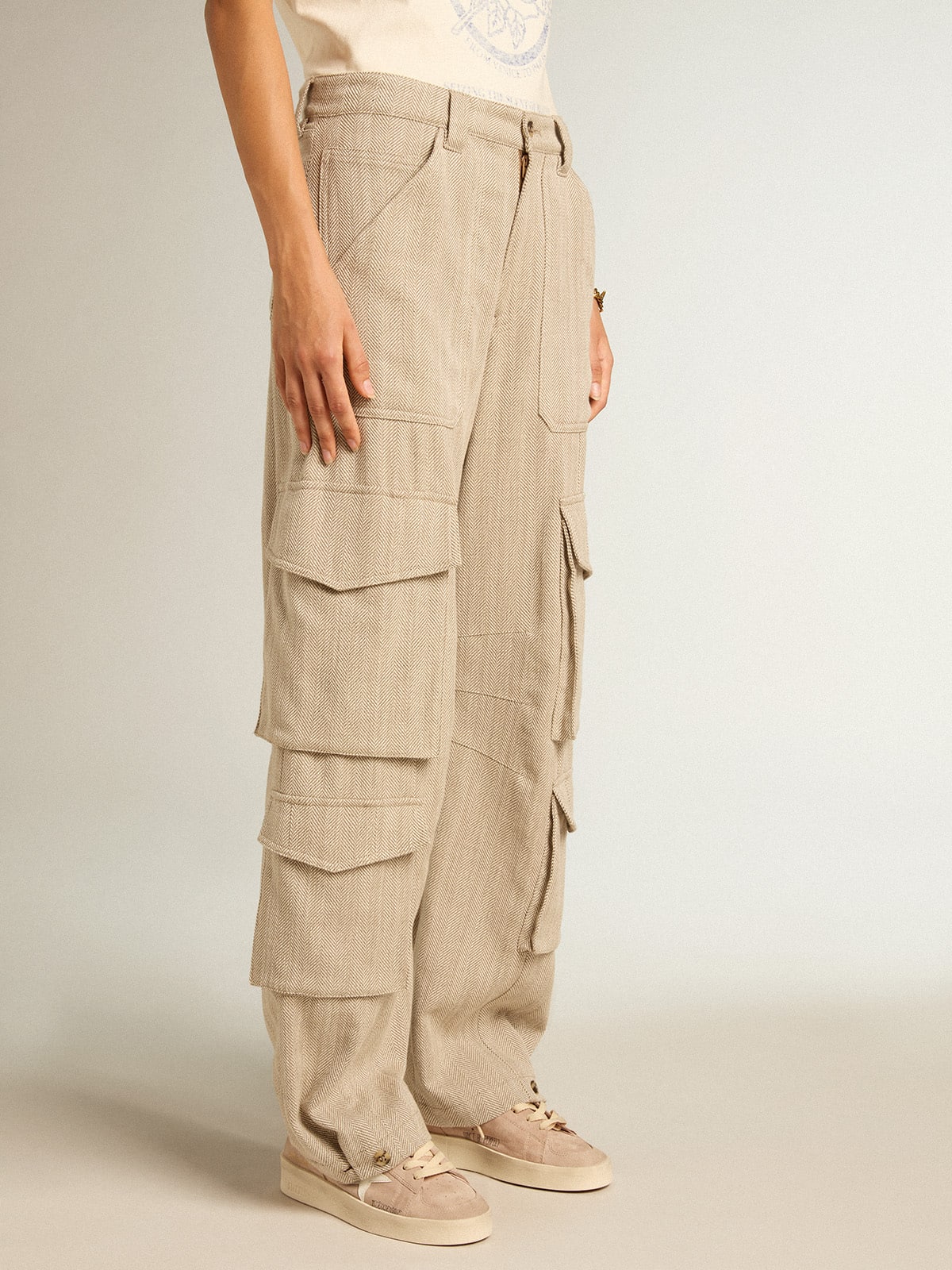 Golden Goose - Pantalon cargo pour femme en coton à chevrons couleur olive foncé in 