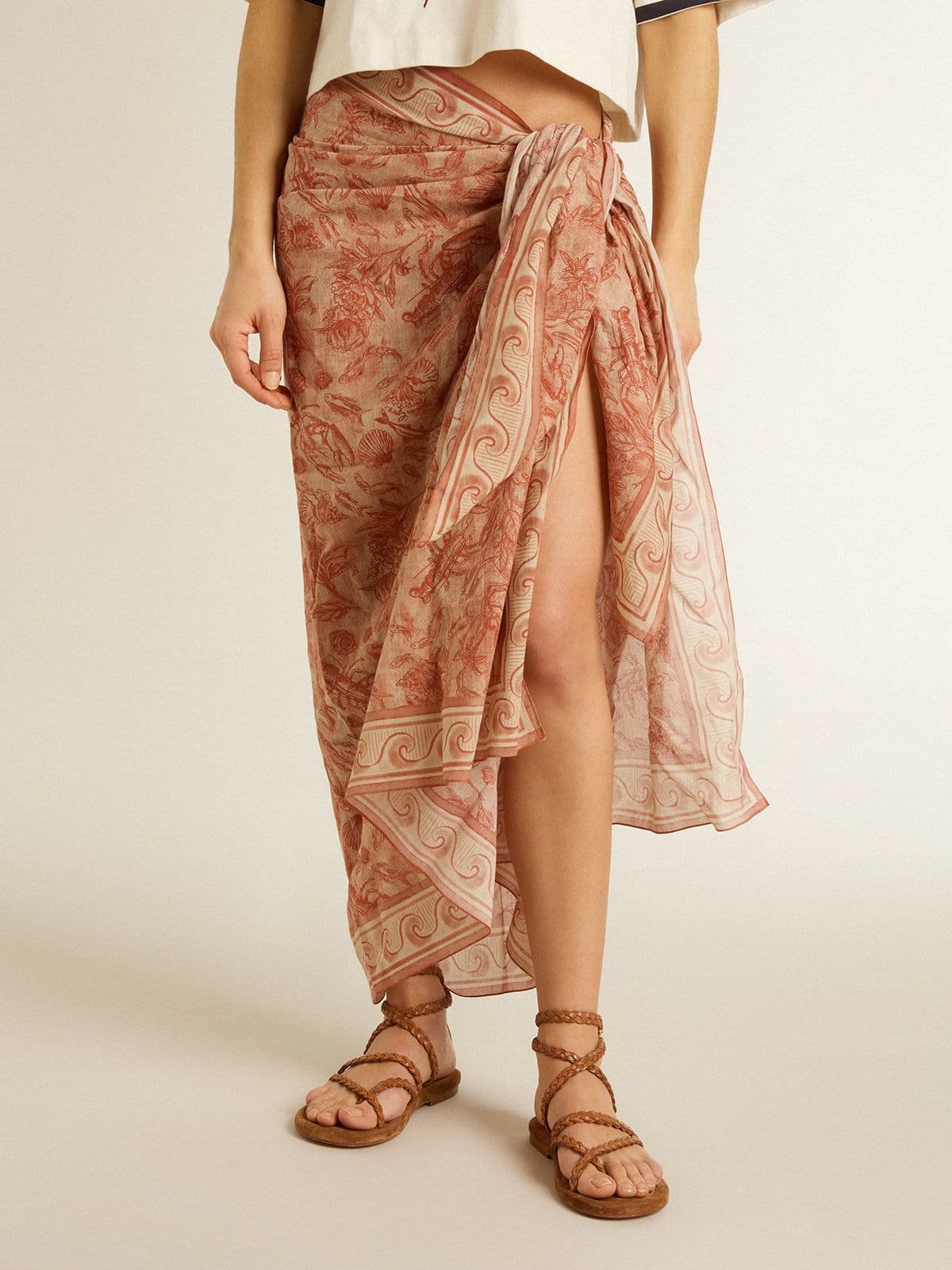 Sarong in cotton voile with all-over print in white and brick red