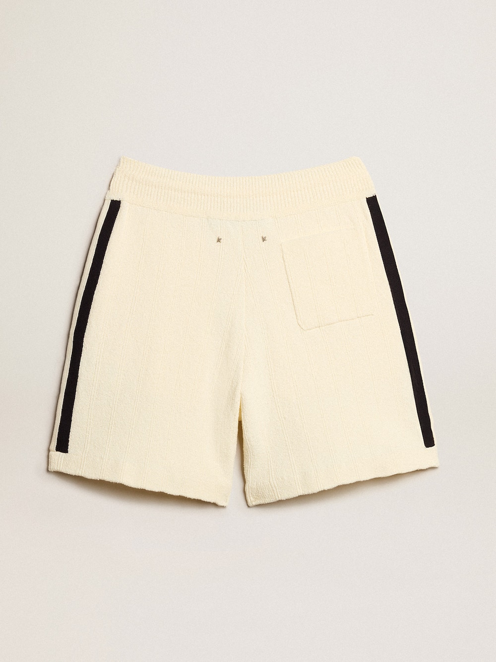 Golden Goose - Pantaloncini da donna di colore bianco antico con costine blu sui lati in 