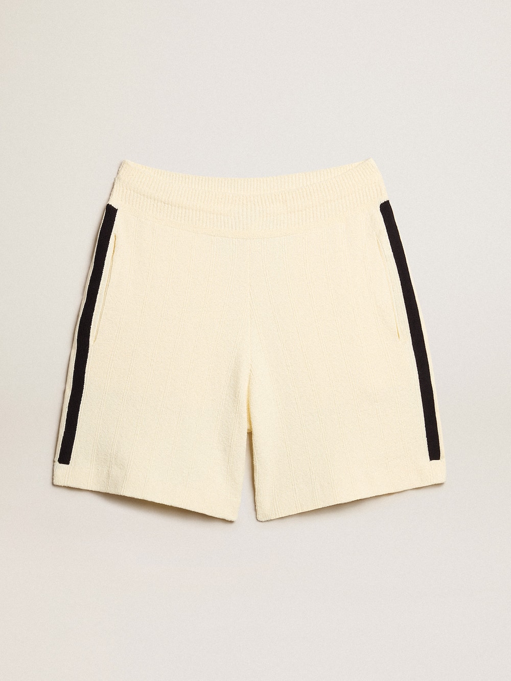 Golden Goose - Pantaloncini da donna di colore bianco antico con costine blu sui lati in 