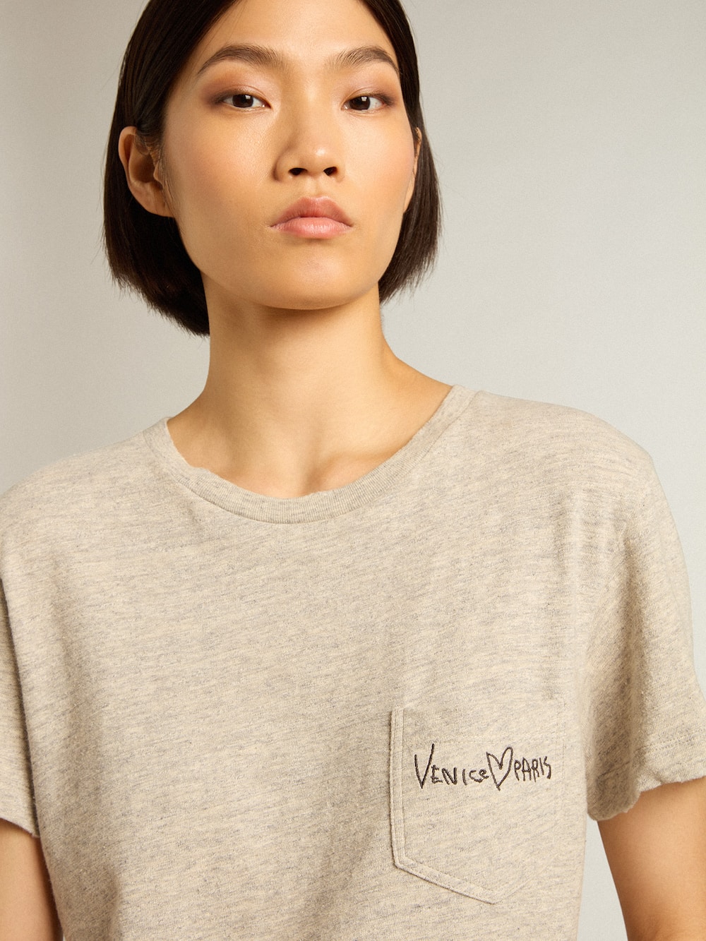 Golden Goose - T-Shirt da donna in cotone color grigio melange e scritta ricamata in 