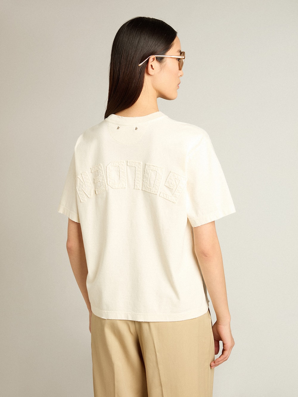 Golden Goose - Tシャツ（ユーズドホワイト） バックに逆さまのロゴ - Boxy fit in 