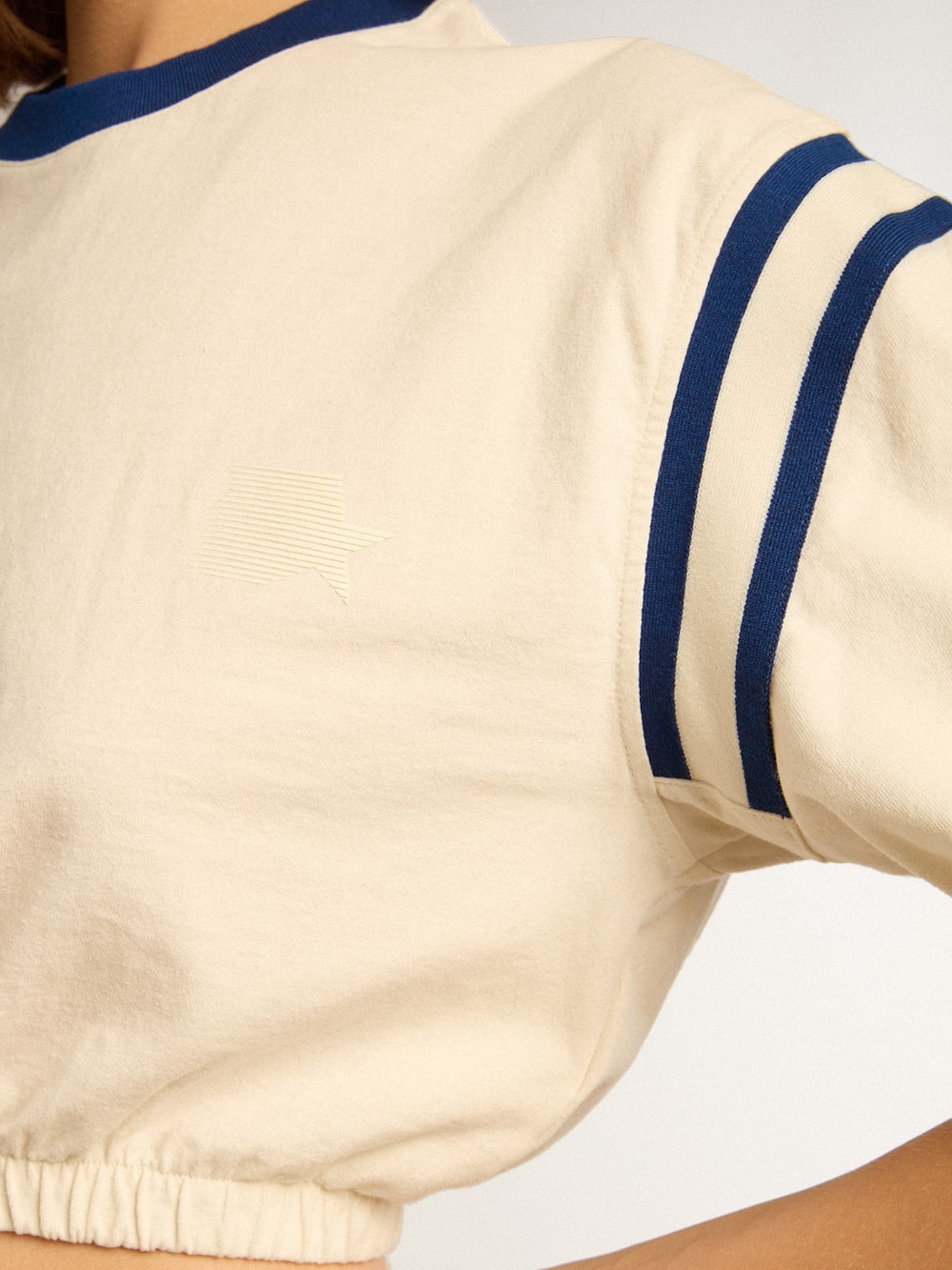 Golden Goose - Cropped-T-Shirt aus Baumwolle in Lived-in-White mit Schriftzug am Rücken in 