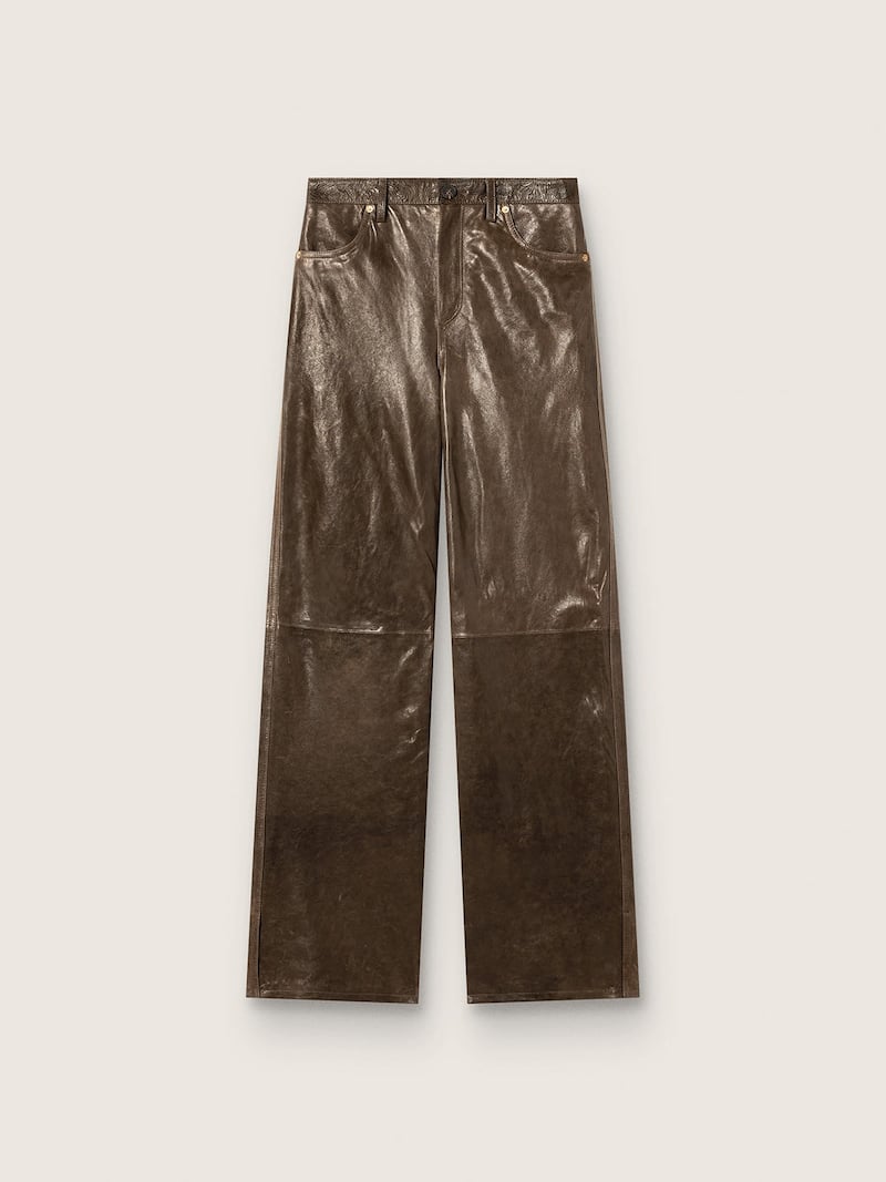 Pantal&oacute;n de mujer de napa encerada color verde oscuro con paneles