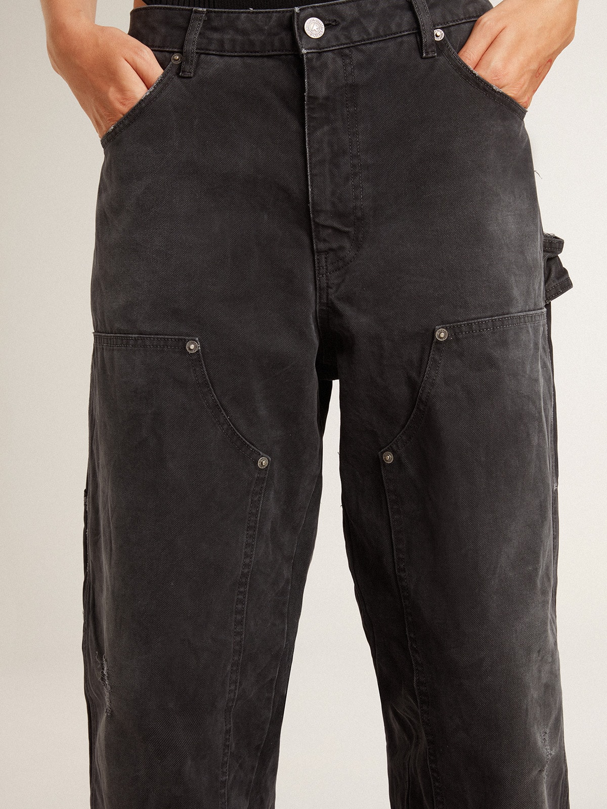 デニム・ジーパン GOLDEN GOOSE Woman Jeans Black GWP01942P00192190100 Women's distressed black cotton jeans with front patches