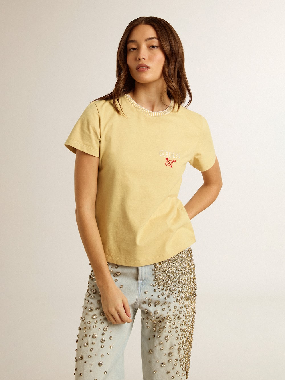 Golden Goose - T-shirt da donna in jersey di cotone con ricamo sul collo e sul cuore in 