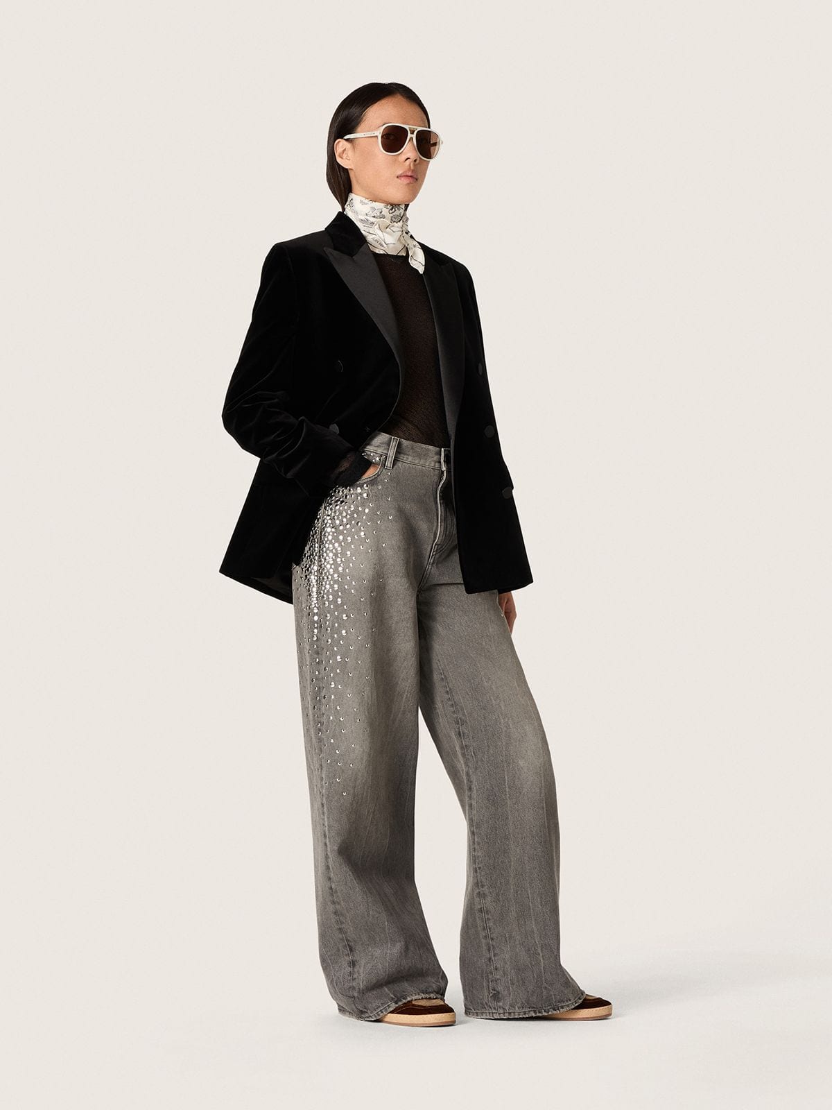 Jean boyfriend pour femme en denim gris avec cabochons argent&eacute;s effet d&eacute;grad&eacute;