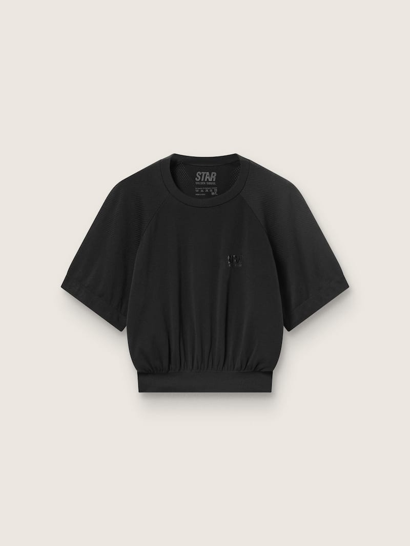 Camiseta cropped deportiva negra de mujer