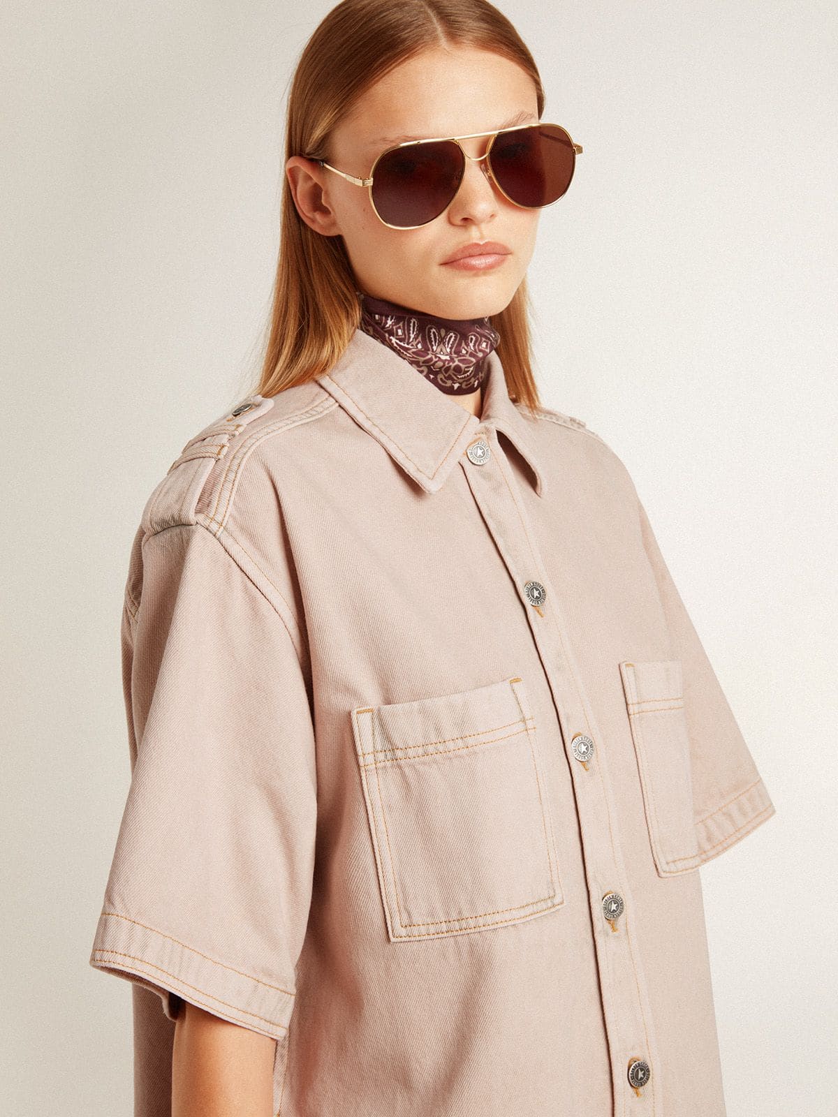 Chemise pour femme en denim teint rose à la coupe oversize 