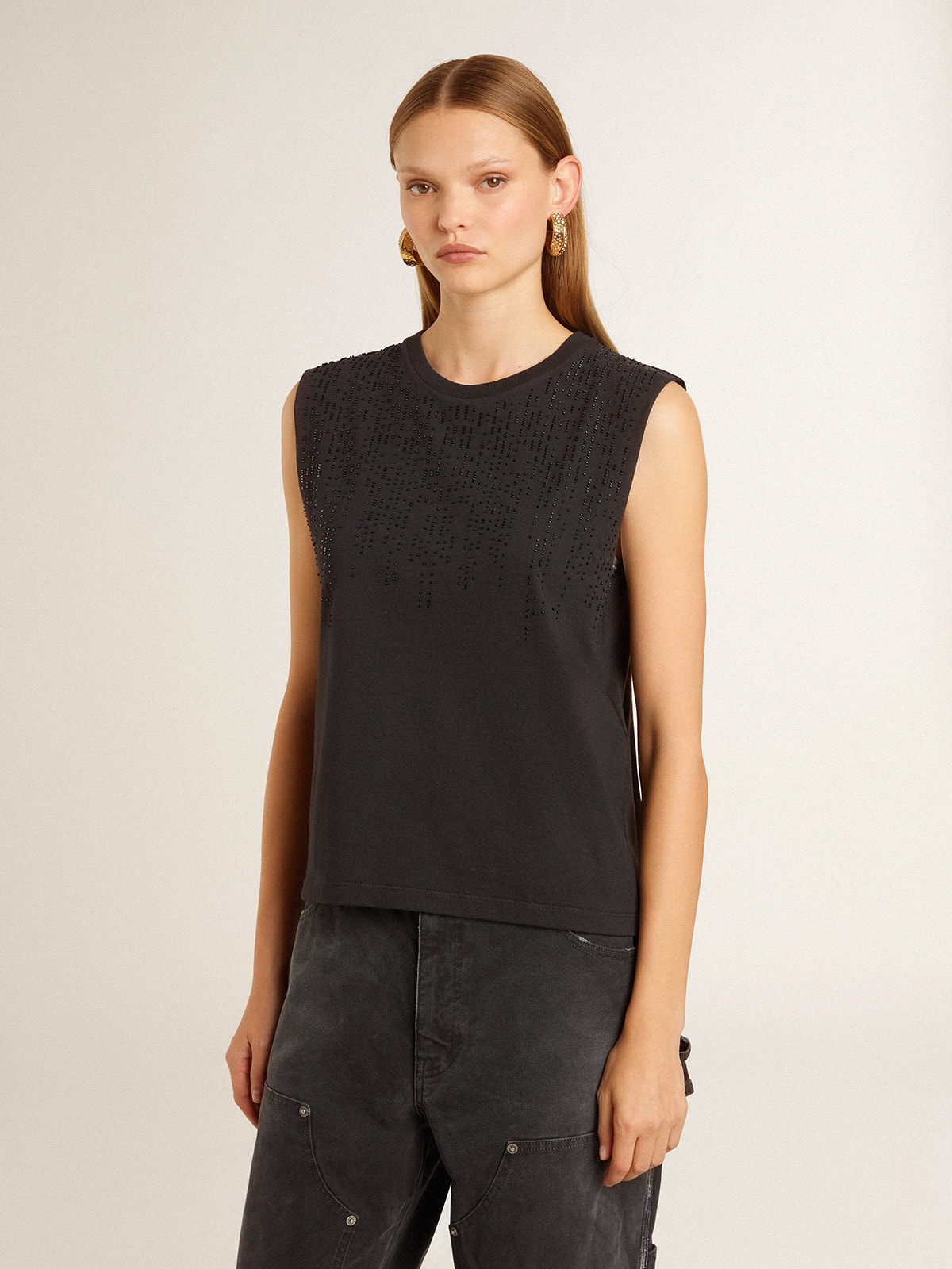 Sleeveless T-shirt in worn-black with tone-on-tone gradient embroidery