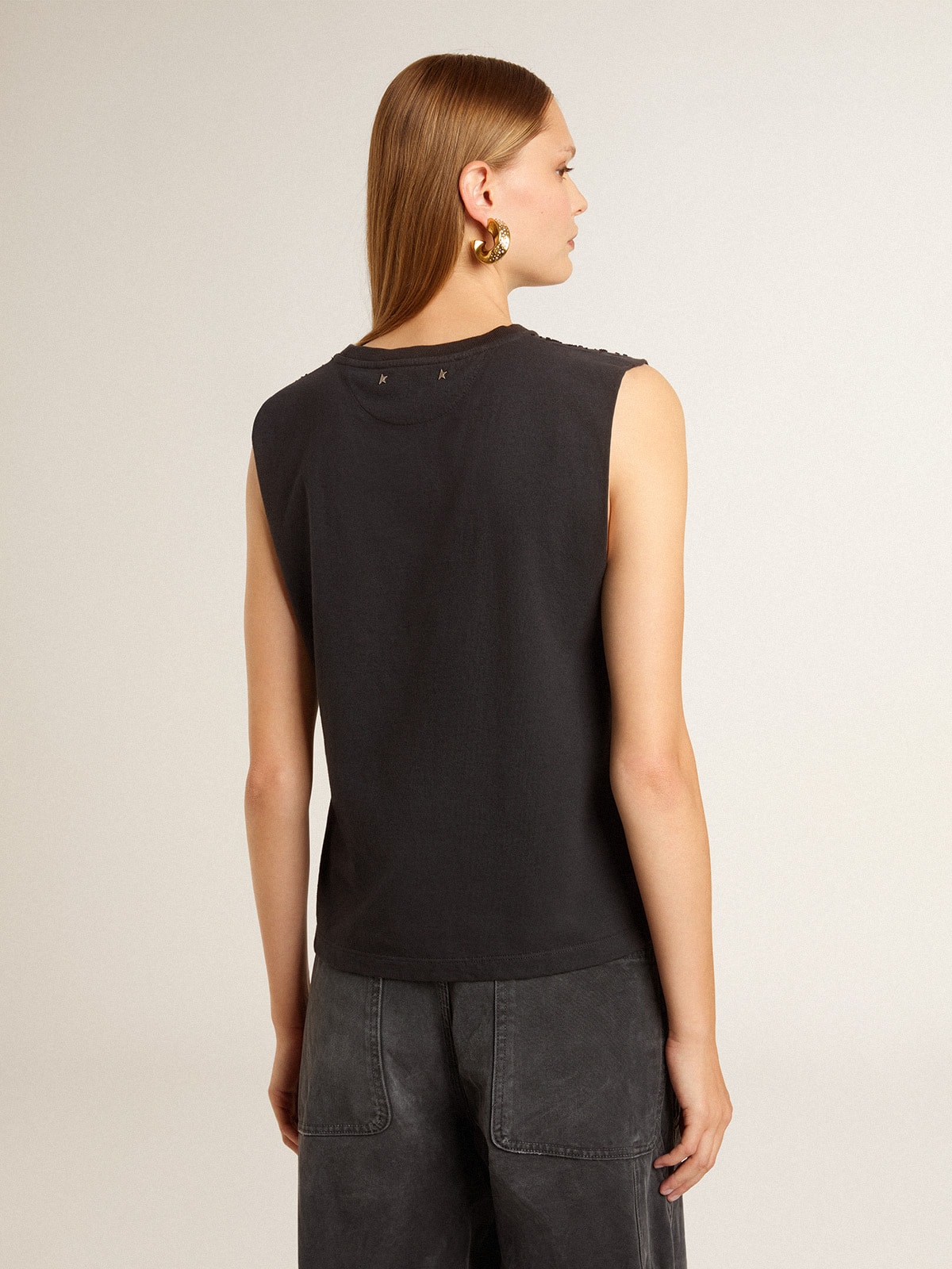 Golden Goose - T-shirt smanicata da donna di colore nero vissuto con ricami frontali degradé ton sur ton in 