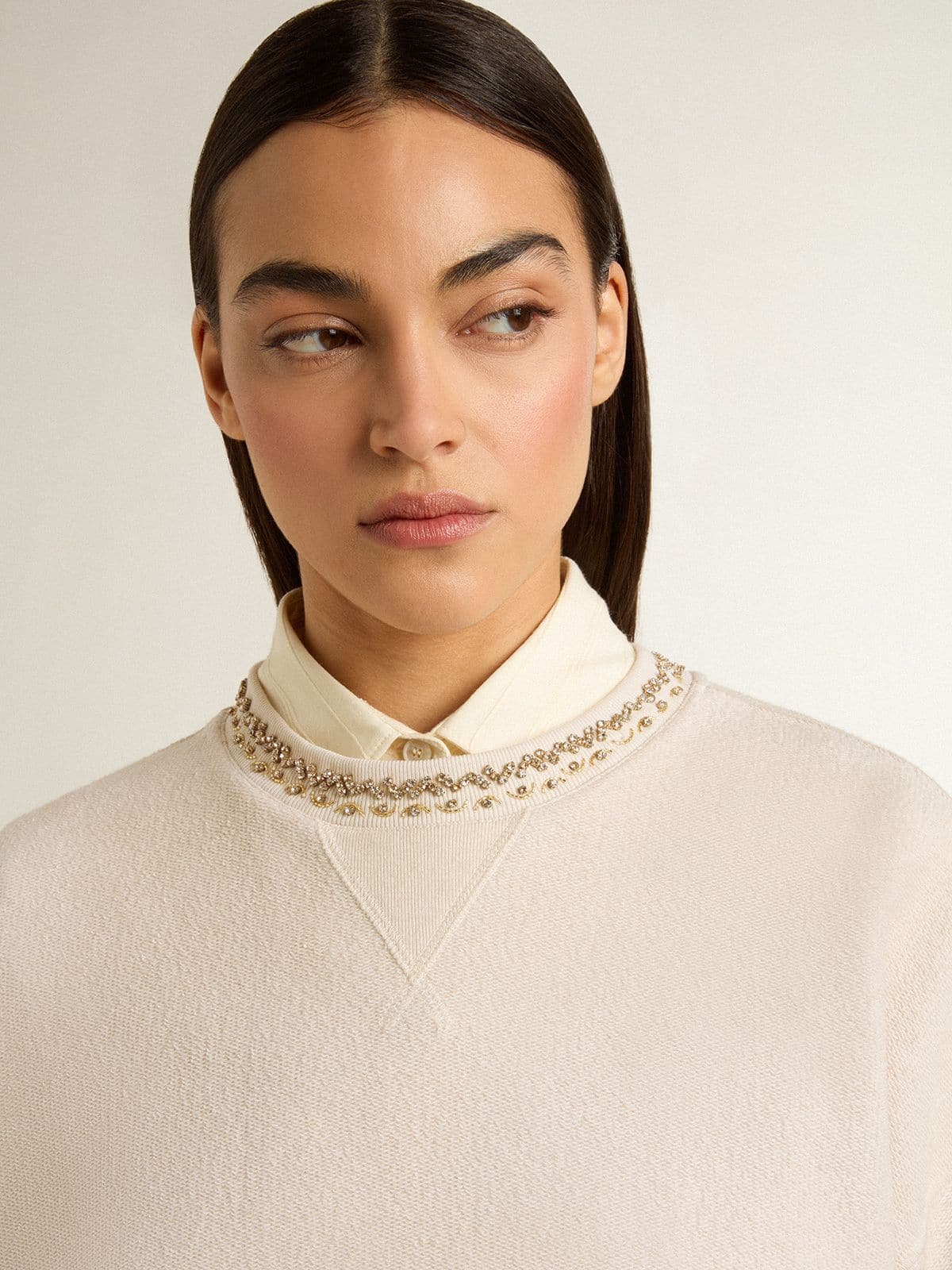 Golden Goose - Felpa da donna cropped in cotone color panna con cristalli sul davanti in 
