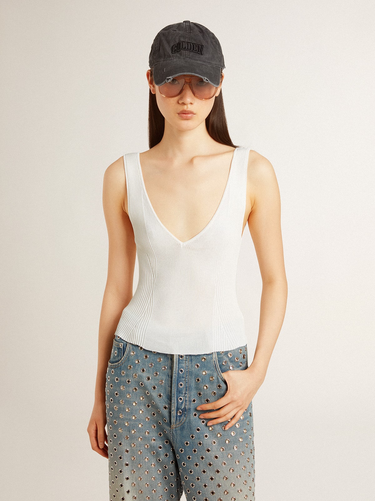 Sleeveless top embroidered with worn-white ribbing