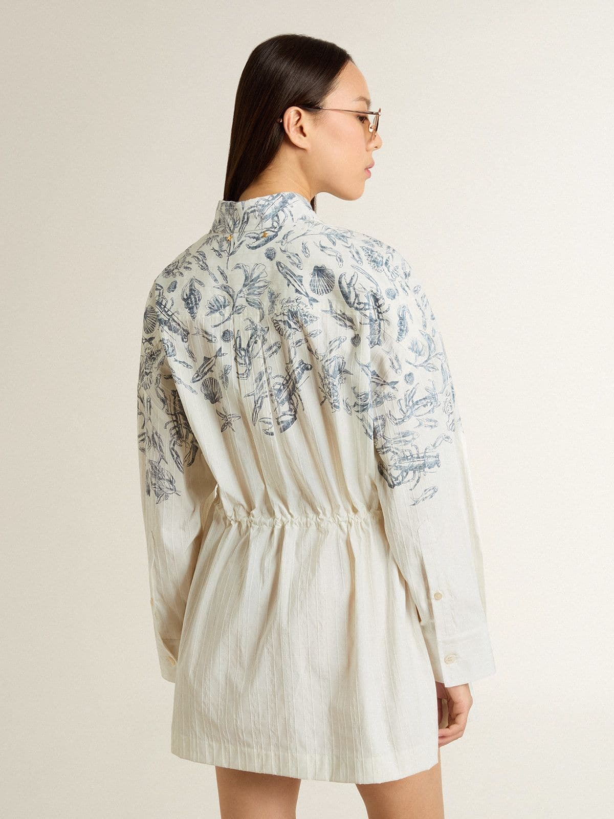 Golden Goose - Kurzes Damen-Hemdblusenkleid aus weiß gestreifter Baumwolle mit maritimem Print in Blau in 