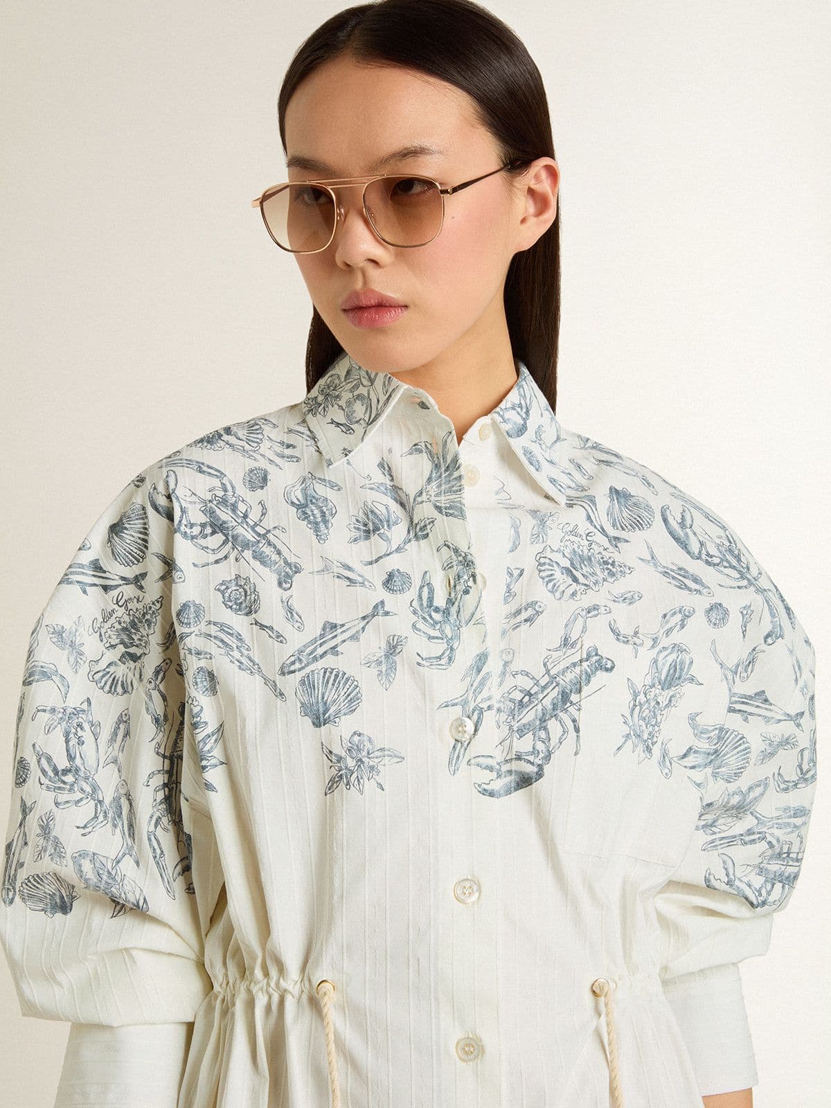 Golden Goose - Kurzes Damen-Hemdblusenkleid aus weiß gestreifter Baumwolle mit maritimem Print in Blau in 