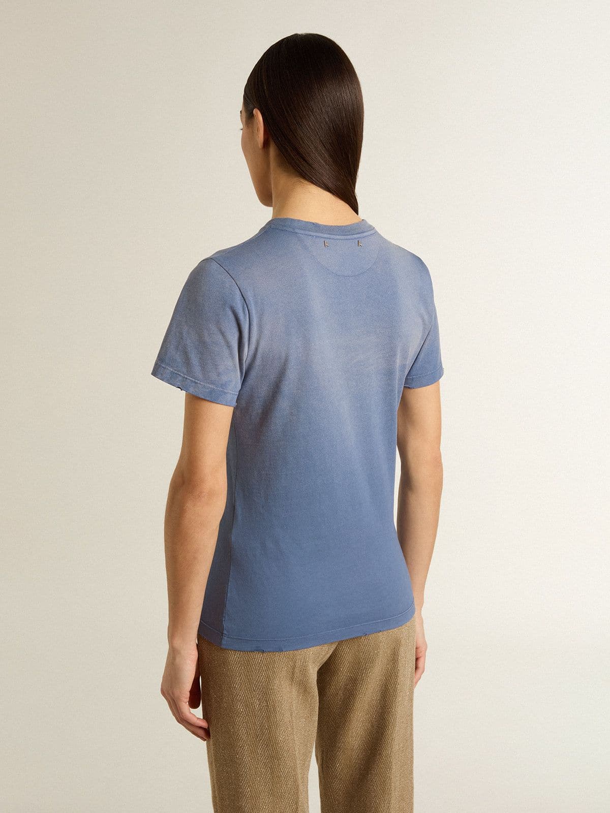 Golden Goose - T-shirt da donna azzurra effetto sbiadito con stampa sul cuore in 