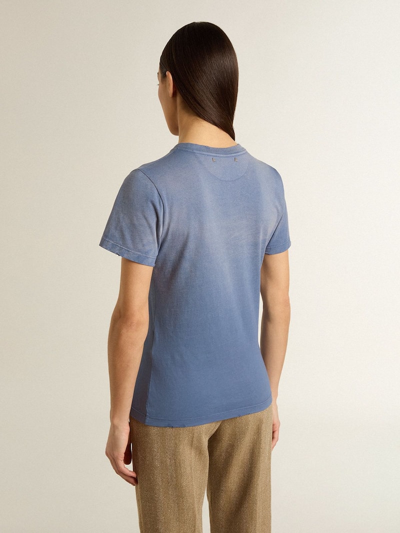 Golden Goose - Azurblaues Damen-T-Shirt mit verblichenem Effekt und Print auf der Brust in 