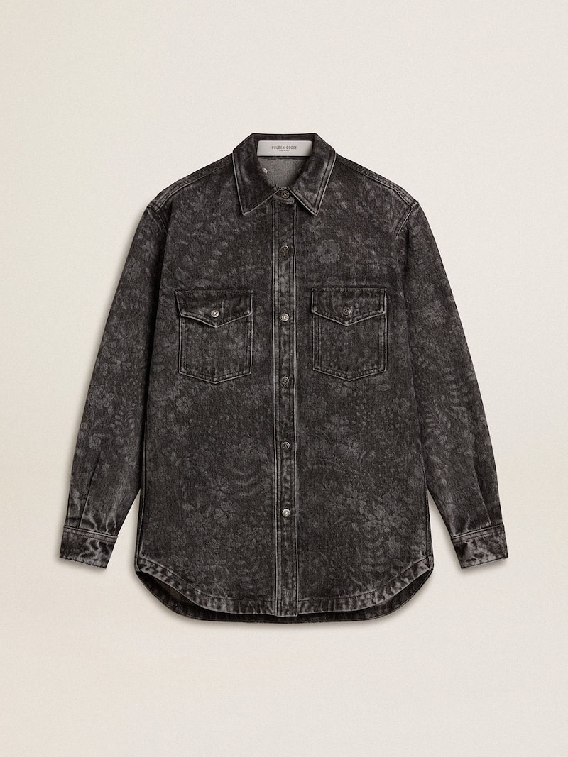 Camisa de mujer de denim negro con motivo floral tono sobre tono
