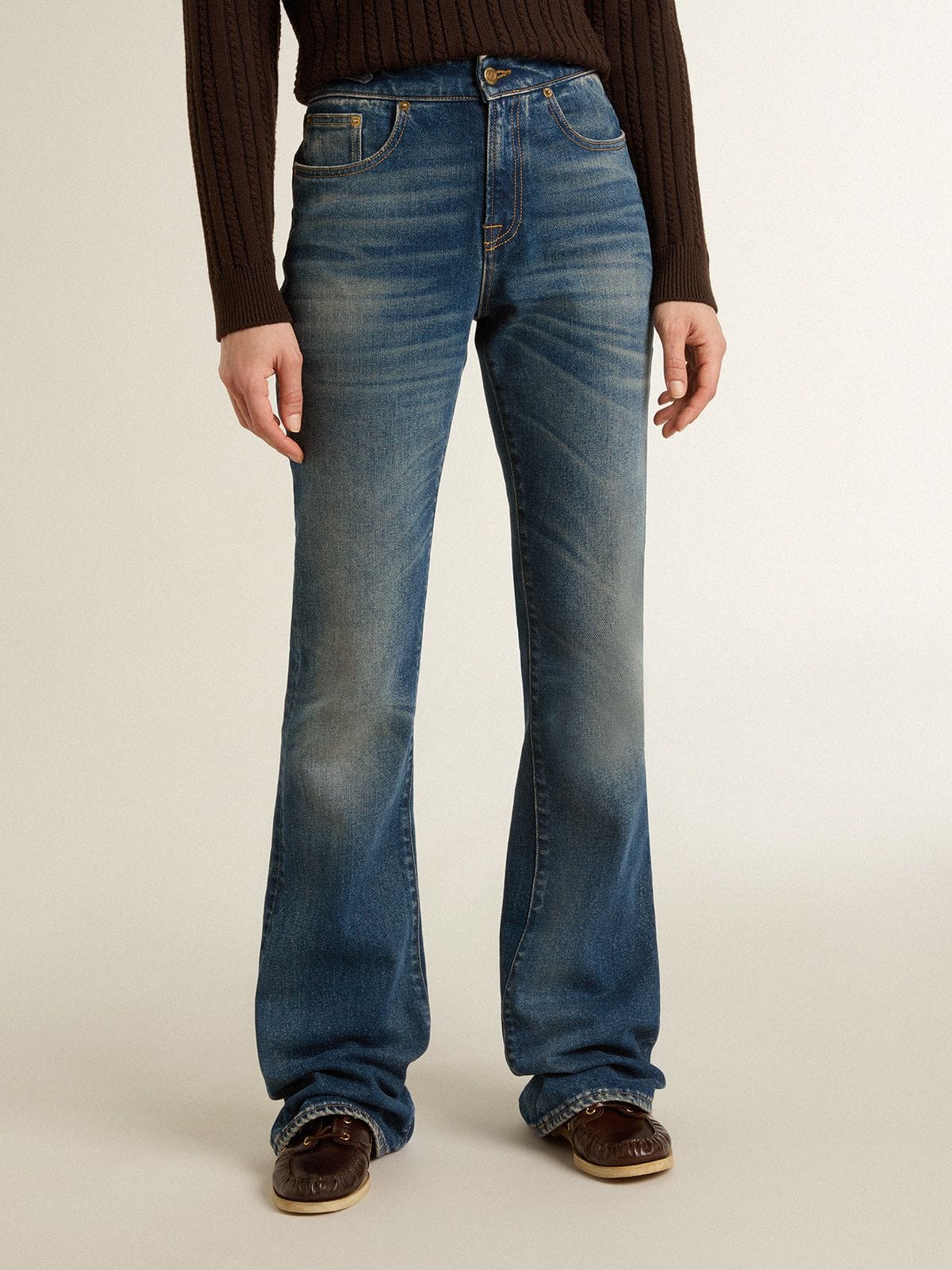 Golden Goose - Jeans bootcut da donna dal lavaggio vintage e dettagli metallici in 